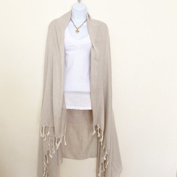 Accessories - ⛄ $10 SALE!  Herringbone Shawl With Fringe, NEW!